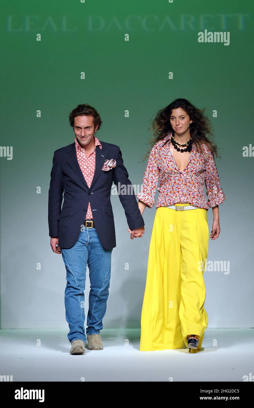 Les designers Leal Daccarett lors du défilé de mode « Life Without Drugs » en Colombie, dans le cadre de la semaine de la mode de Milan, en Italie.*** Légende locale *** Banque D'Images