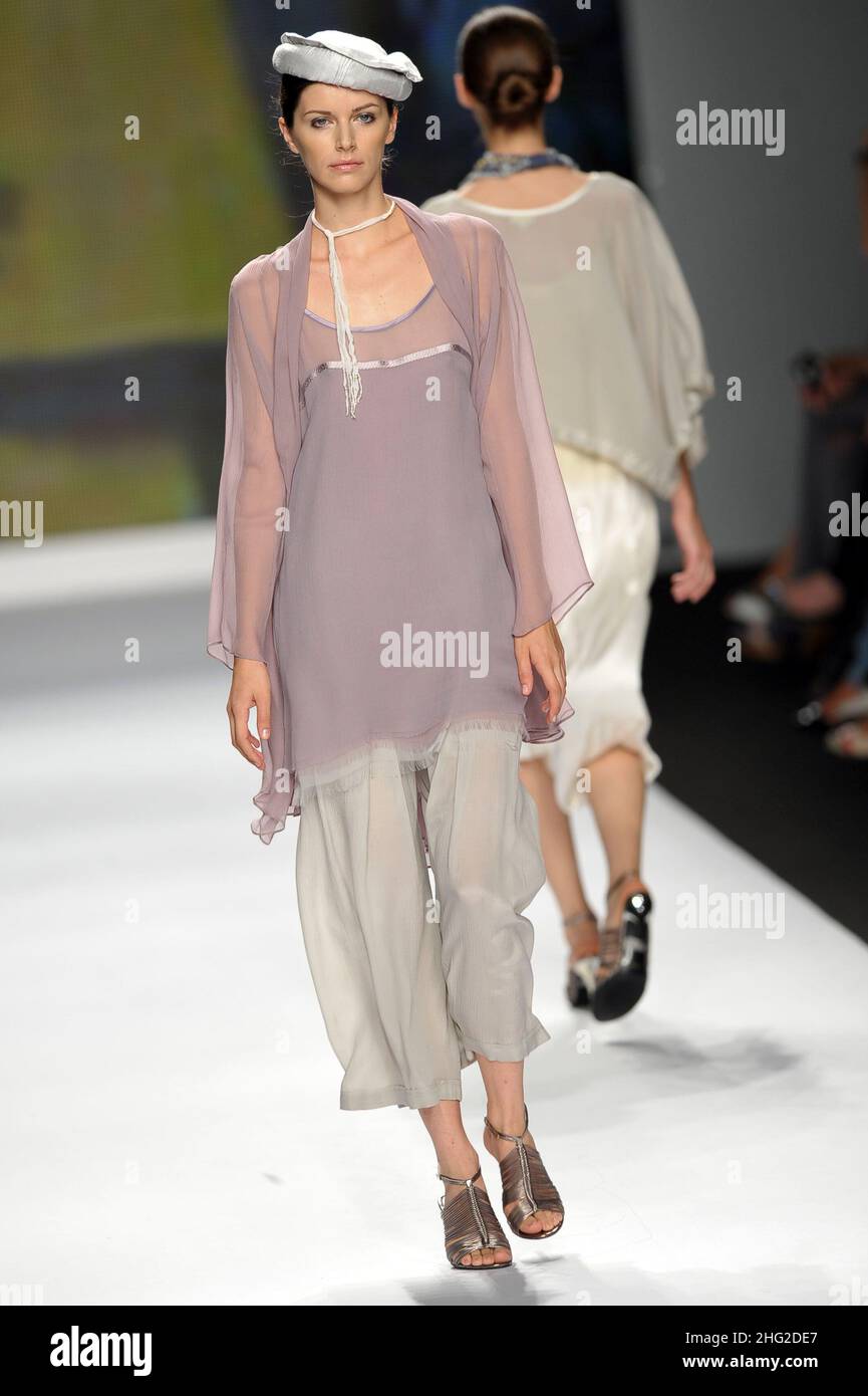 Un modèle porte une création de Maheen Khan lors du nouveau salon de mode des designers pakistanais, dans le cadre de la semaine de la mode de Milan, en Italie.*** Légende locale *** Banque D'Images
