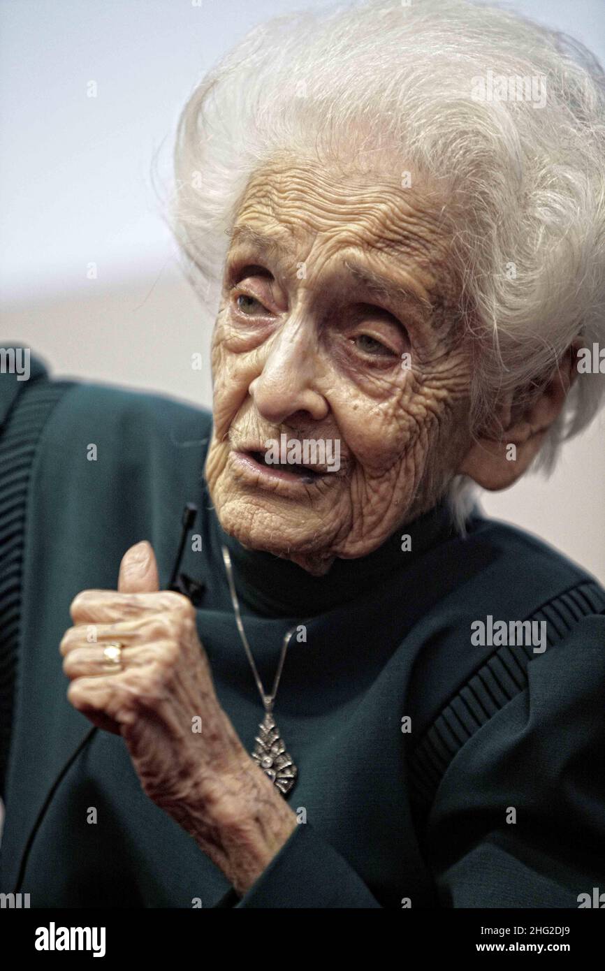 Rita Levi-Montalcini, lauréate du prix Nobel, avec des étudiants de l'Université de Turin, en Italie.Rita Levi-Montalcini est une neurologue italienne qui, avec son collègue Stanley Cohen, a reçu le prix Nobel de physiologie ou de médecine en 1986 pour sa découverte du facteur de croissance nerveuse (FGN).Aujourd'hui, elle est la plus ancienne lauréate vivante du prix Nobel et la première à avoir atteint l'anniversaire de 100th. Banque D'Images