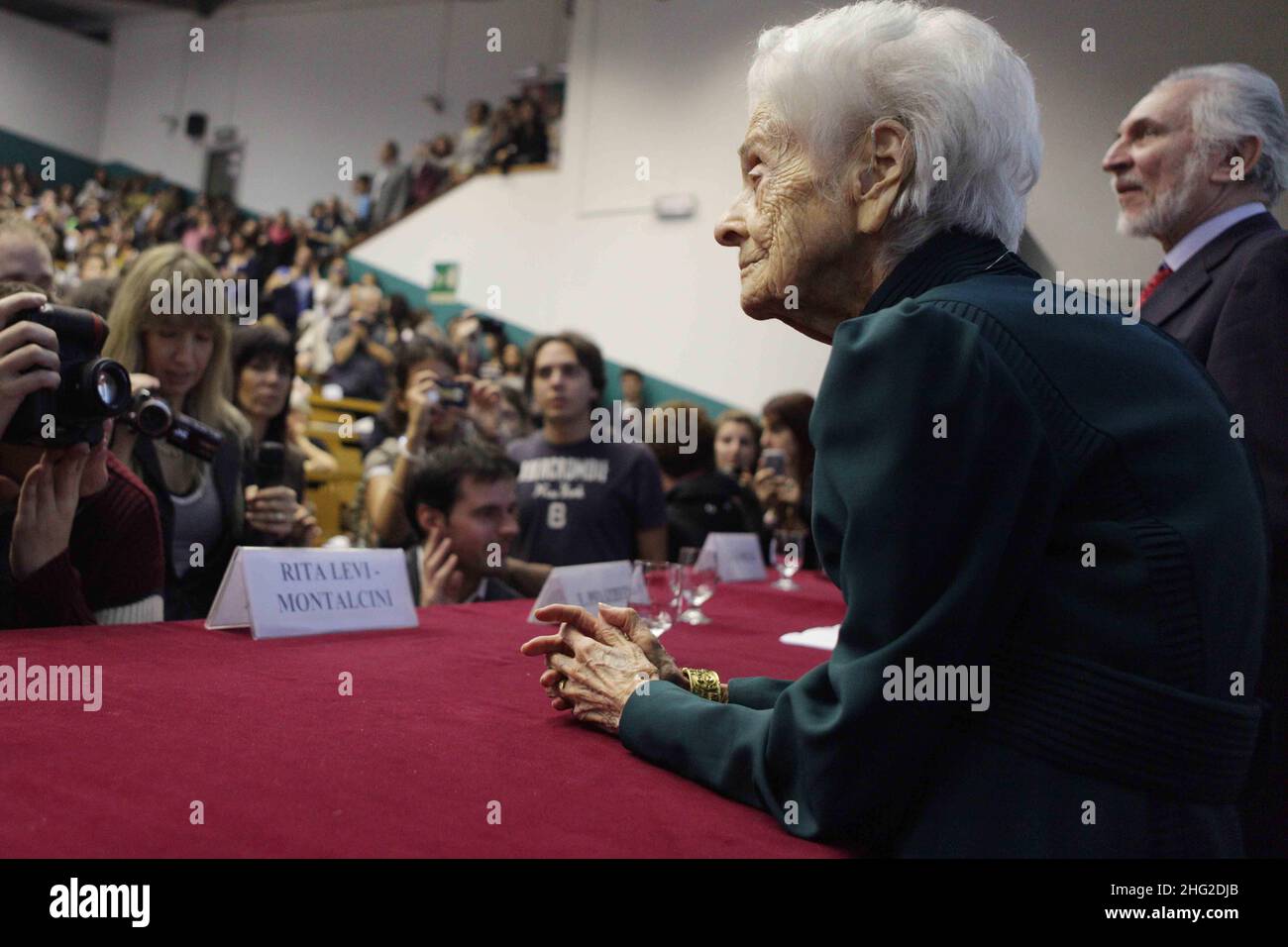 Rita Levi-Montalcini, lauréate du prix Nobel, avec des étudiants de l'Université de Turin, en Italie.Rita Levi-Montalcini est une neurologue italienne qui, avec son collègue Stanley Cohen, a reçu le prix Nobel de physiologie ou de médecine en 1986 pour sa découverte du facteur de croissance nerveuse (FGN).Aujourd'hui, elle est la plus ancienne lauréate vivante du prix Nobel et la première à avoir atteint l'anniversaire de 100th. Banque D'Images