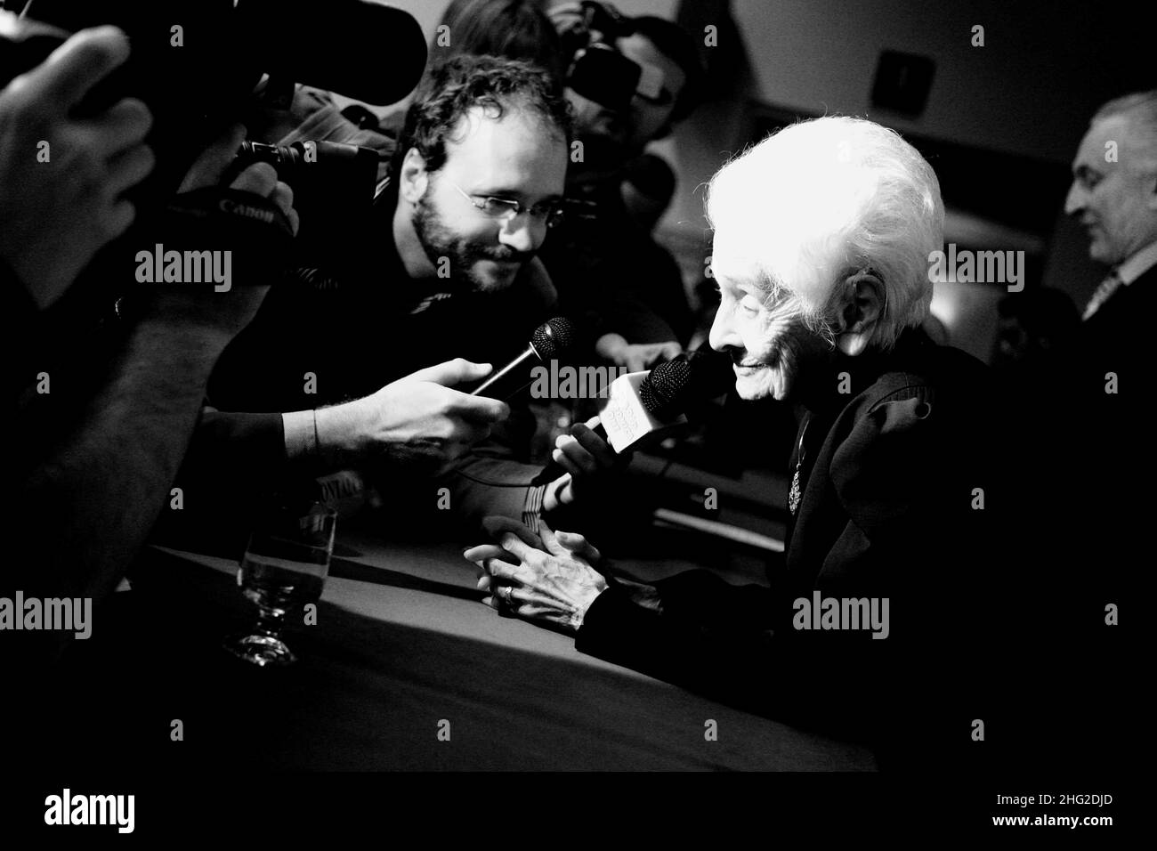 Rita Levi-Montalcini, lauréate du prix Nobel, avec des étudiants de l'Université de Turin, en Italie.Rita Levi-Montalcini est une neurologue italienne qui, avec son collègue Stanley Cohen, a reçu le prix Nobel de physiologie ou de médecine en 1986 pour sa découverte du facteur de croissance nerveuse (FGN).Aujourd'hui, elle est la plus ancienne lauréate vivante du prix Nobel et la première à avoir atteint l'anniversaire de 100th. Banque D'Images