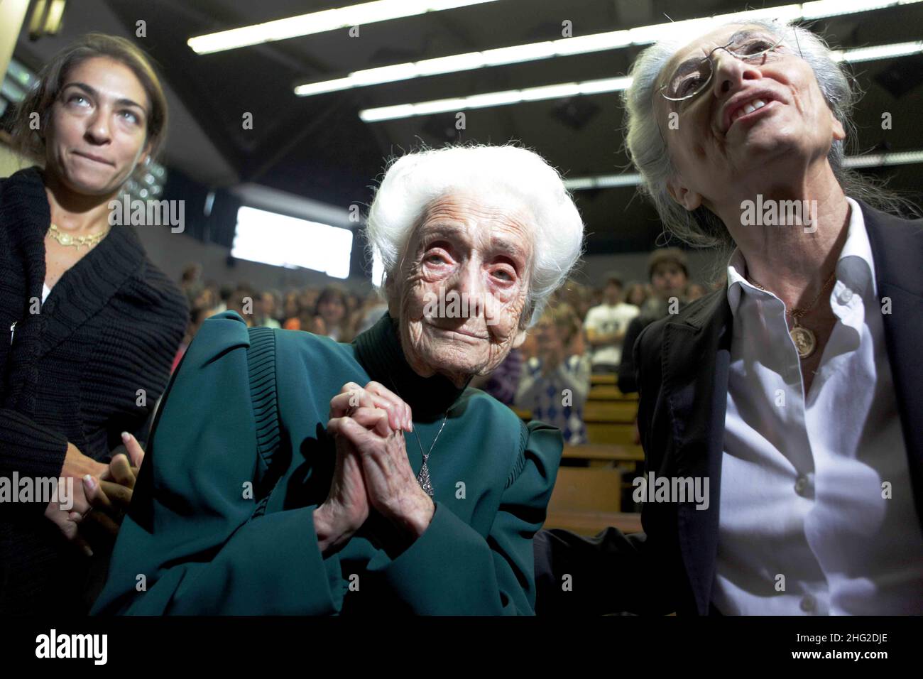 Rita Levi-Montalcini, lauréate du prix Nobel, avec des étudiants de l'Université de Turin, en Italie.Rita Levi-Montalcini est une neurologue italienne qui, avec son collègue Stanley Cohen, a reçu le prix Nobel de physiologie ou de médecine en 1986 pour sa découverte du facteur de croissance nerveuse (FGN).Aujourd'hui, elle est la plus ancienne lauréate vivante du prix Nobel et la première à avoir atteint l'anniversaire de 100th. Banque D'Images