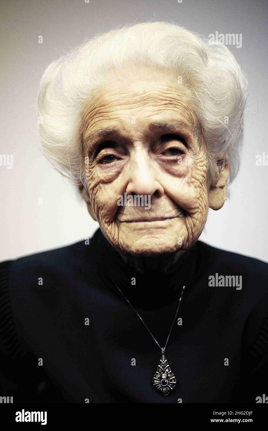 Rita Levi-Montalcini, lauréate du prix Nobel, avec des étudiants de l'Université de Turin, en Italie.Rita Levi-Montalcini est une neurologue italienne qui, avec son collègue Stanley Cohen, a reçu le prix Nobel de physiologie ou de médecine en 1986 pour sa découverte du facteur de croissance nerveuse (FGN).Aujourd'hui, elle est la plus ancienne lauréate vivante du prix Nobel et la première à avoir atteint l'anniversaire de 100th. Banque D'Images