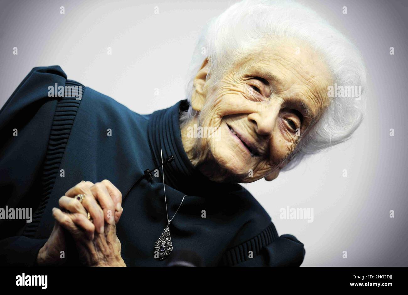 Rita Levi-Montalcini, lauréate du prix Nobel, avec des étudiants de l'Université de Turin, en Italie.Rita Levi-Montalcini est une neurologue italienne qui, avec son collègue Stanley Cohen, a reçu le prix Nobel de physiologie ou de médecine en 1986 pour sa découverte du facteur de croissance nerveuse (FGN).Aujourd'hui, elle est la plus ancienne lauréate vivante du prix Nobel et la première à avoir atteint l'anniversaire de 100th. Banque D'Images