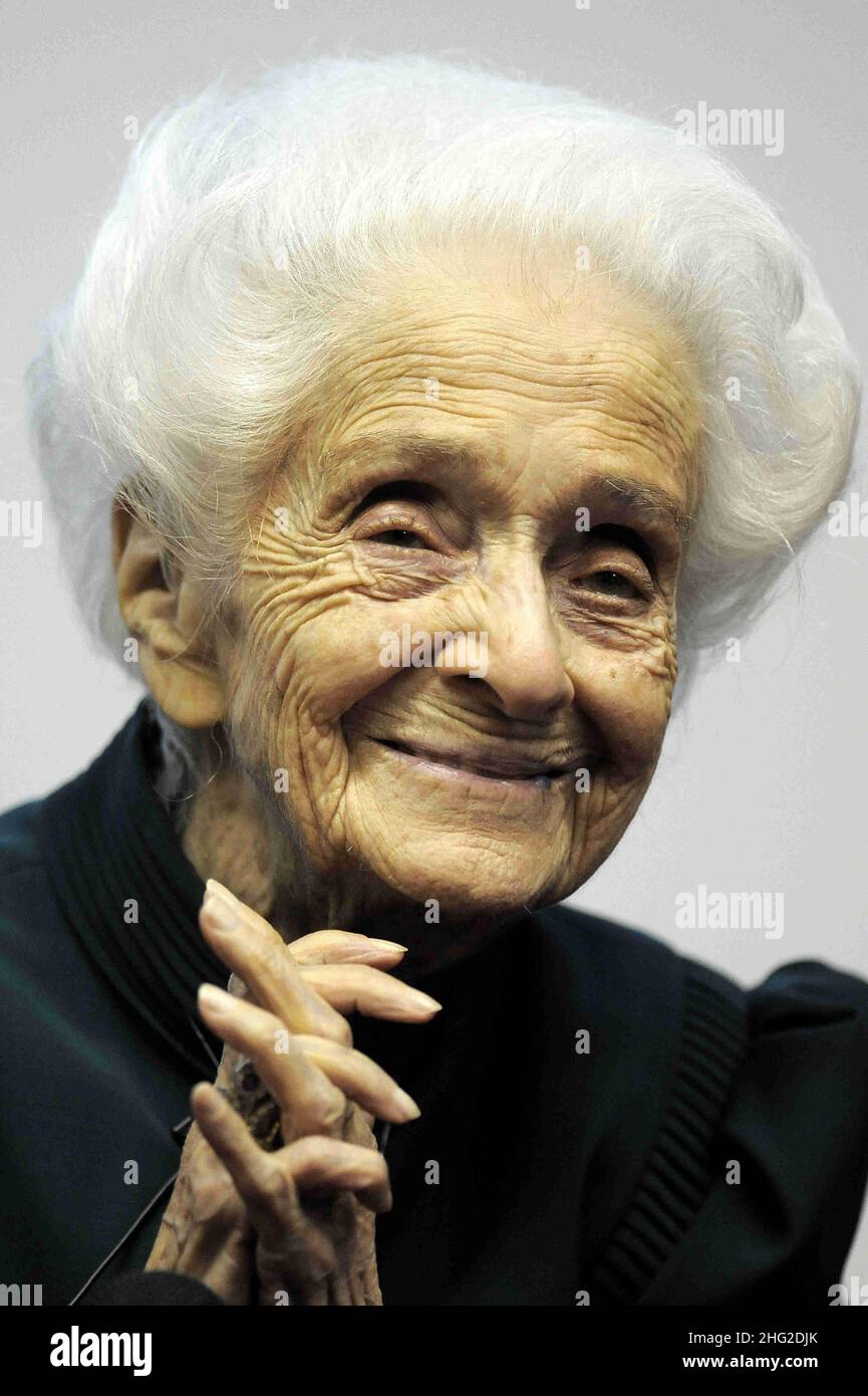 Rita Levi-Montalcini, lauréate du prix Nobel, avec des étudiants de l'Université de Turin, en Italie.Rita Levi-Montalcini est une neurologue italienne qui, avec son collègue Stanley Cohen, a reçu le prix Nobel de physiologie ou de médecine en 1986 pour sa découverte du facteur de croissance nerveuse (FGN).Aujourd'hui, elle est la plus ancienne lauréate vivante du prix Nobel et la première à avoir atteint l'anniversaire de 100th. Banque D'Images