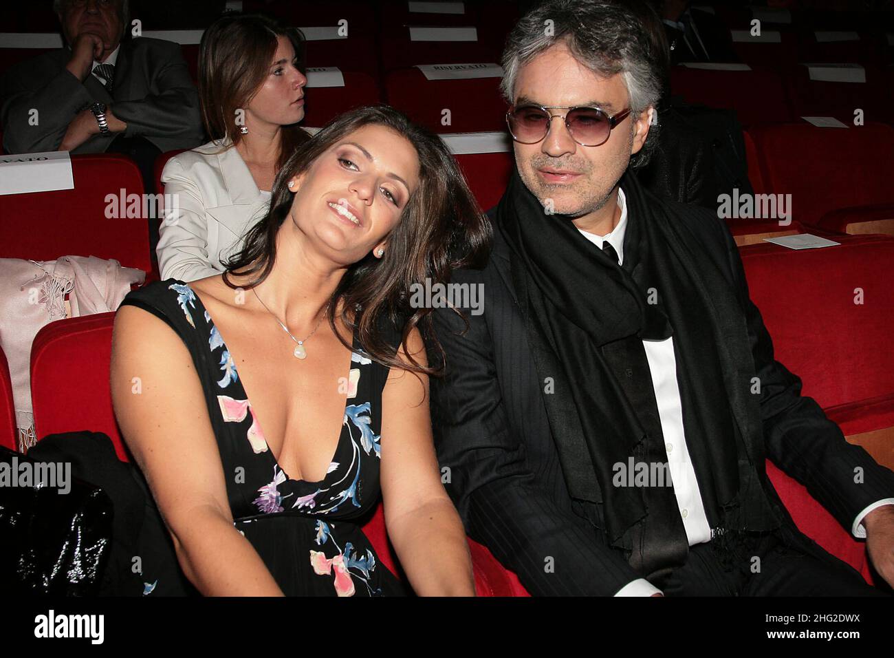 Andrea Bocelli avec fiancŽe Veronica Berti lors d'une présentation d'Omaggio a Roma pendant le Festival Internazionale del film di Roma Banque D'Images