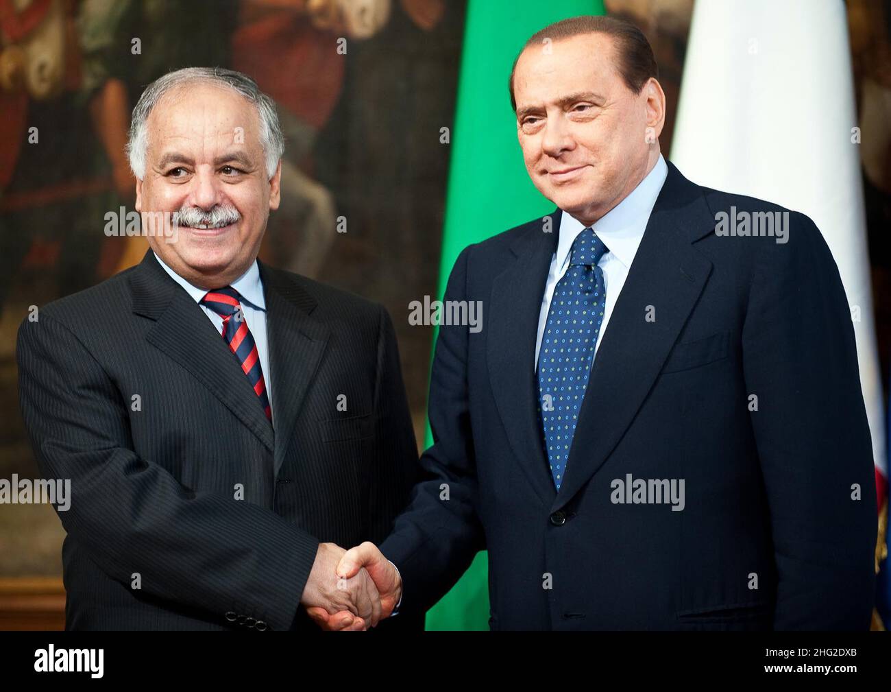 Le Premier ministre italien Silvio Berlusconi rencontre le Premier ministre de Libia El-Baghdadi Ali El-Mahmudi Banque D'Images