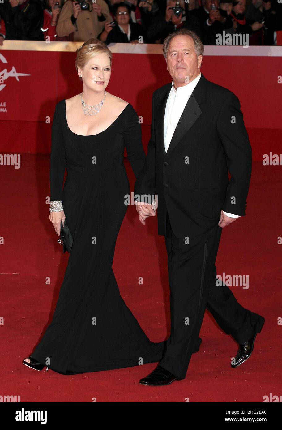 L'actrice Meryl Streep, à gauche, avec son mari, le sculpteur Don Gummer, arrive sur le tapis rouge pour le dernier jour de l'édition 4th du Festival du film de Rome, à Rome, le vendredi 23 octobre 2009. Banque D'Images