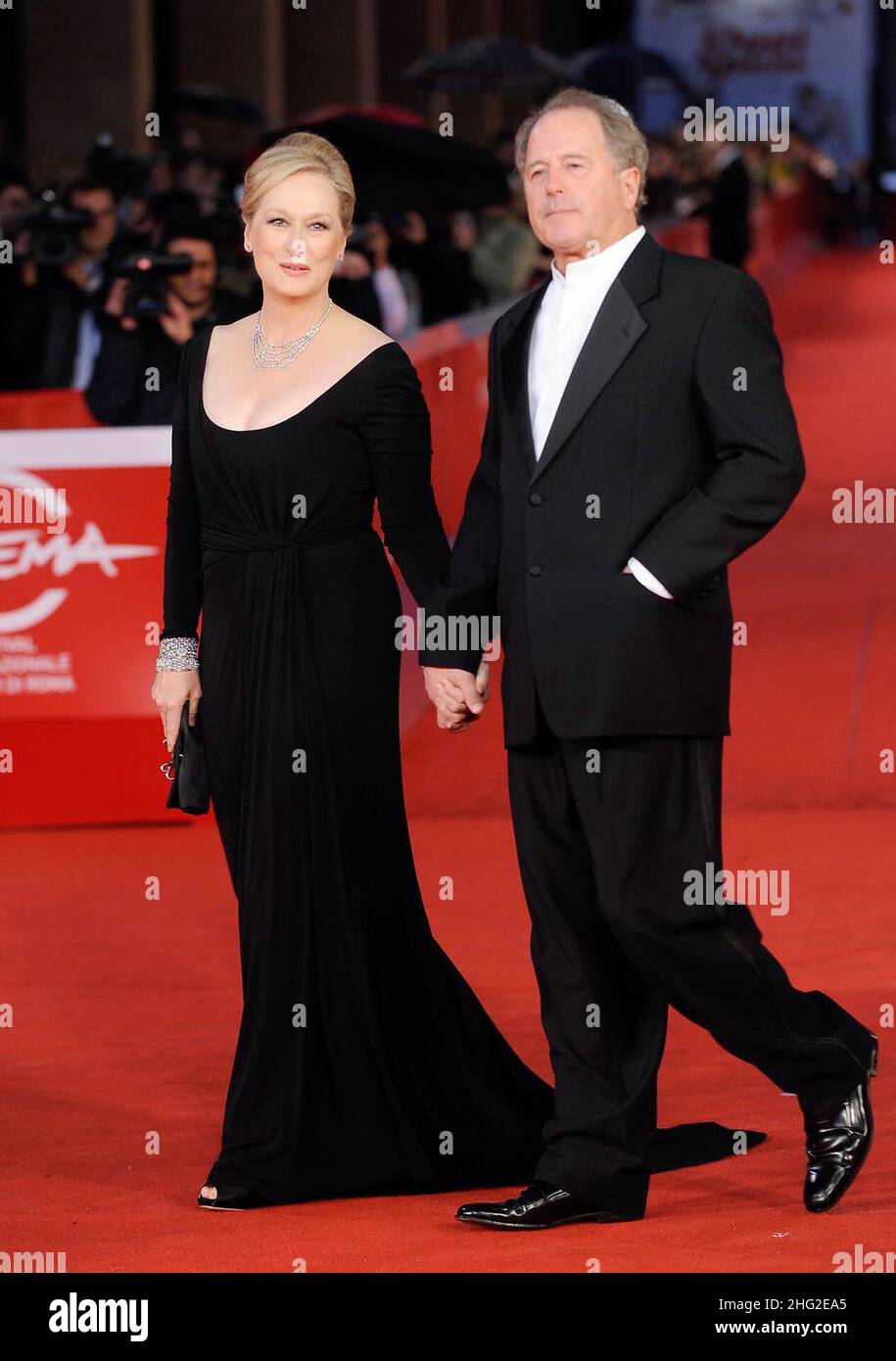 L'actrice Meryl Streep, à gauche, avec son mari, le sculpteur Don Gummer, arrive sur le tapis rouge pour le dernier jour de l'édition 4th du Festival du film de Rome, à Rome, le vendredi 23 octobre 2009. Banque D'Images