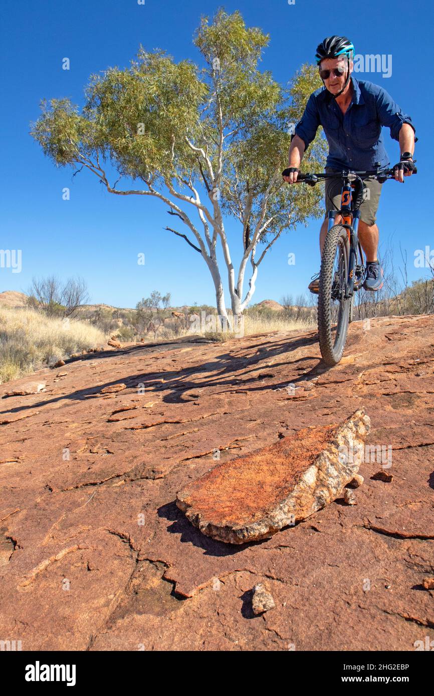 Vélo tout terrain sur Hell Line sur le réseau de pistes d'Alice Springs Banque D'Images