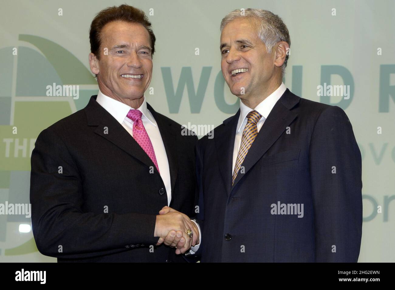 Le gouverneur de la Californie, Arnold Schwarzenegger, est accueilli par le président de la région Lombardie, Roberto Formigoni, avant une réunion des 15 régions les plus innovantes du monde à Milan, en Italie Banque D'Images
