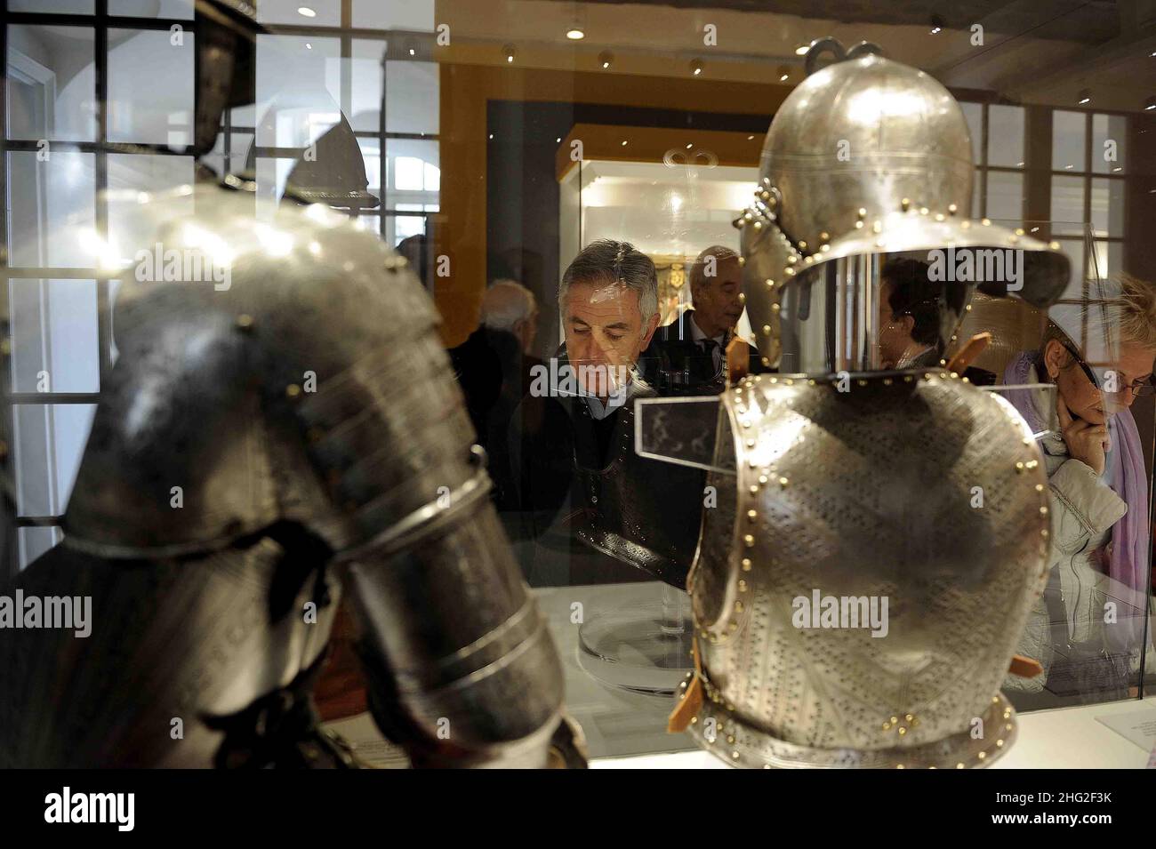 Les visiteurs regardent des objets d'art à l'ouverture de l'exposition « Histoire des Chevaliers » à Turin, en Italie Banque D'Images