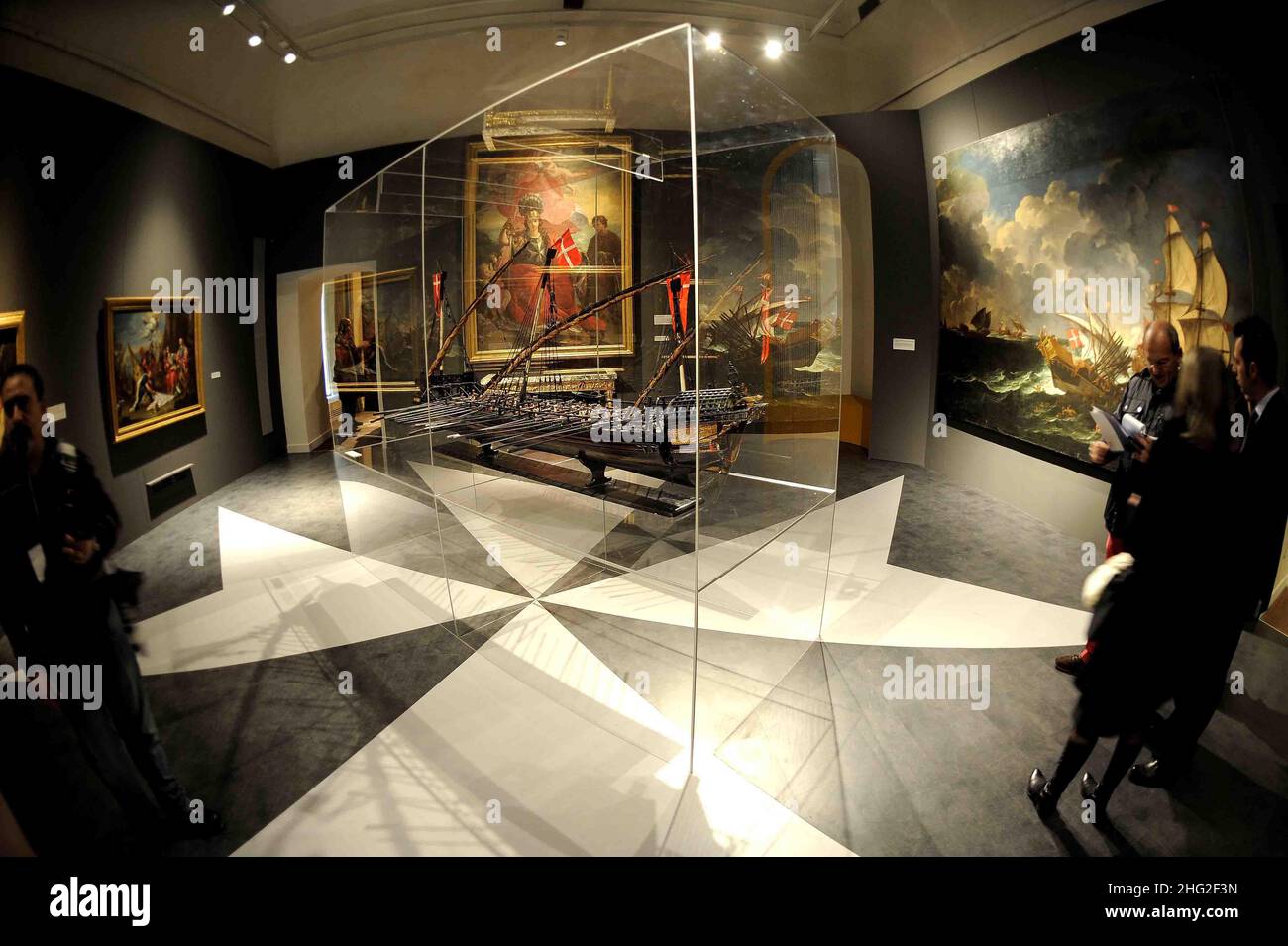 Les visiteurs regardent des objets d'art à l'ouverture de l'exposition « Histoire des Chevaliers » à Turin, en Italie Banque D'Images
