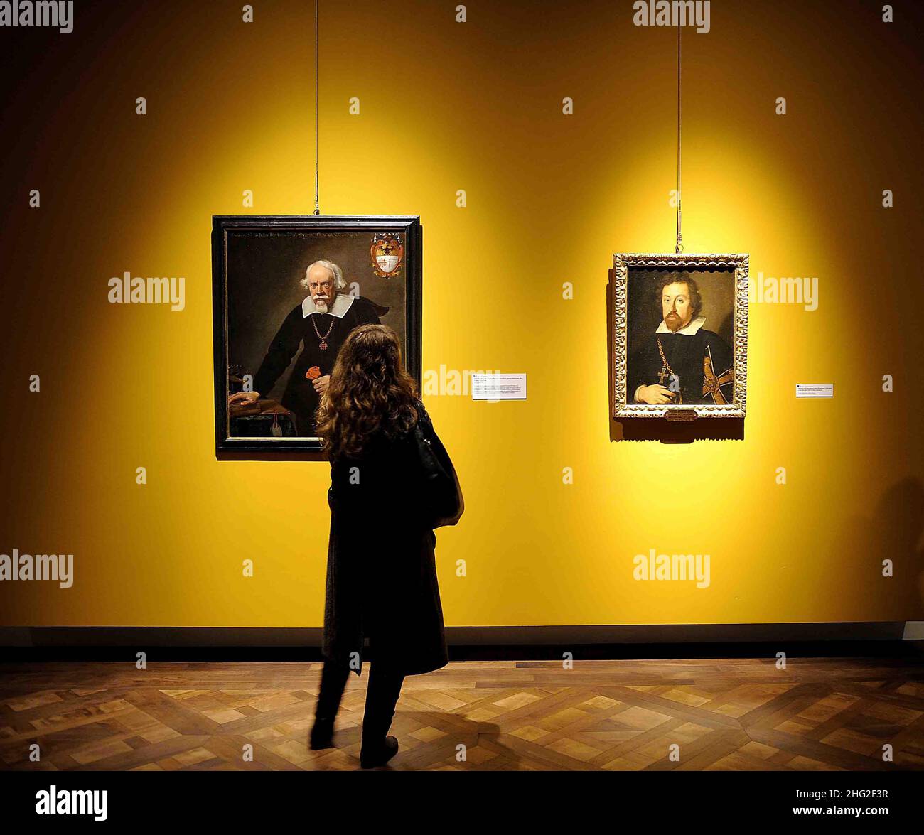 Une femme regarde les peintures de l'exposition "Histoire des Chevaliers" qui s'ouvre à Turin, en Italie Banque D'Images