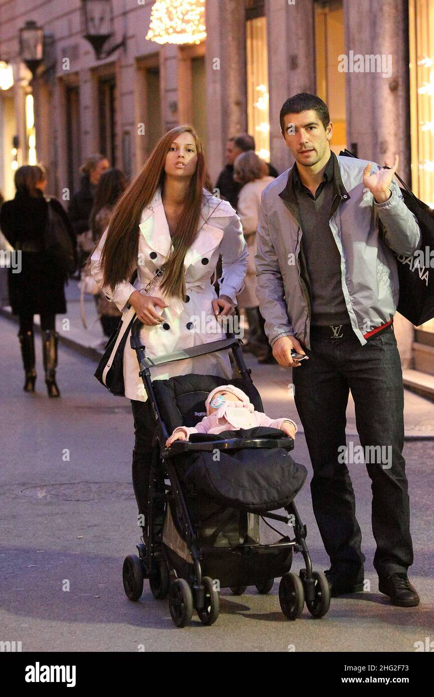 Joueur de football Lazio , Alexander Kolarov, marchant avec la femme Vesna et leur petit fils, Rome. Banque D'Images