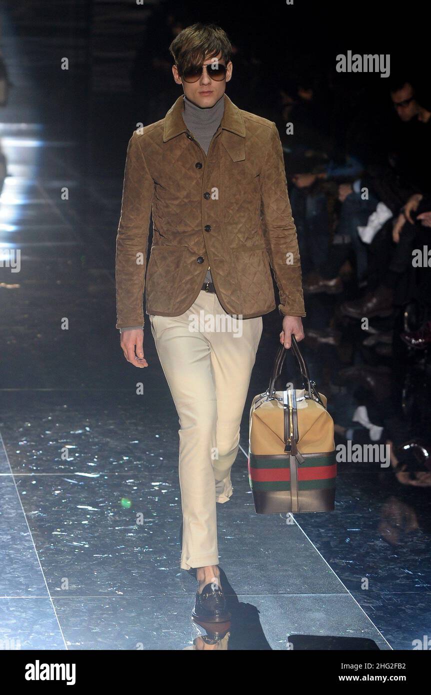 Modèle sur la passerelle pendant le défilé de mode de 'Gucci' pour hommes automne-hiver 2010-2011, Milan, Italie. Banque D'Images