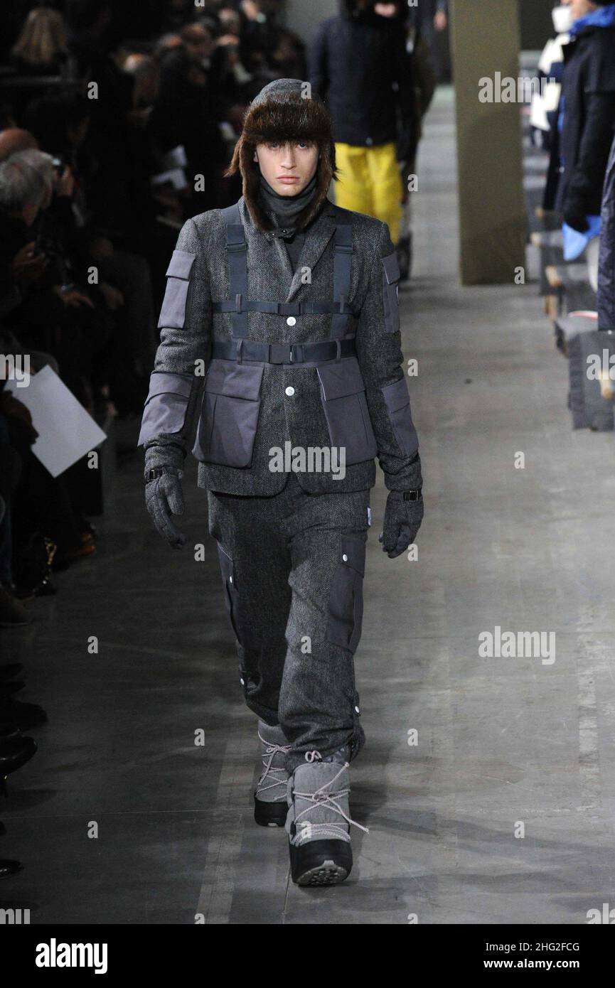 Un modèle porte une création de Moncler sur le défilé de Milan pour le défilé de mode hommes automne-hiver 2010-2011, Milan, Italie Banque D'Images