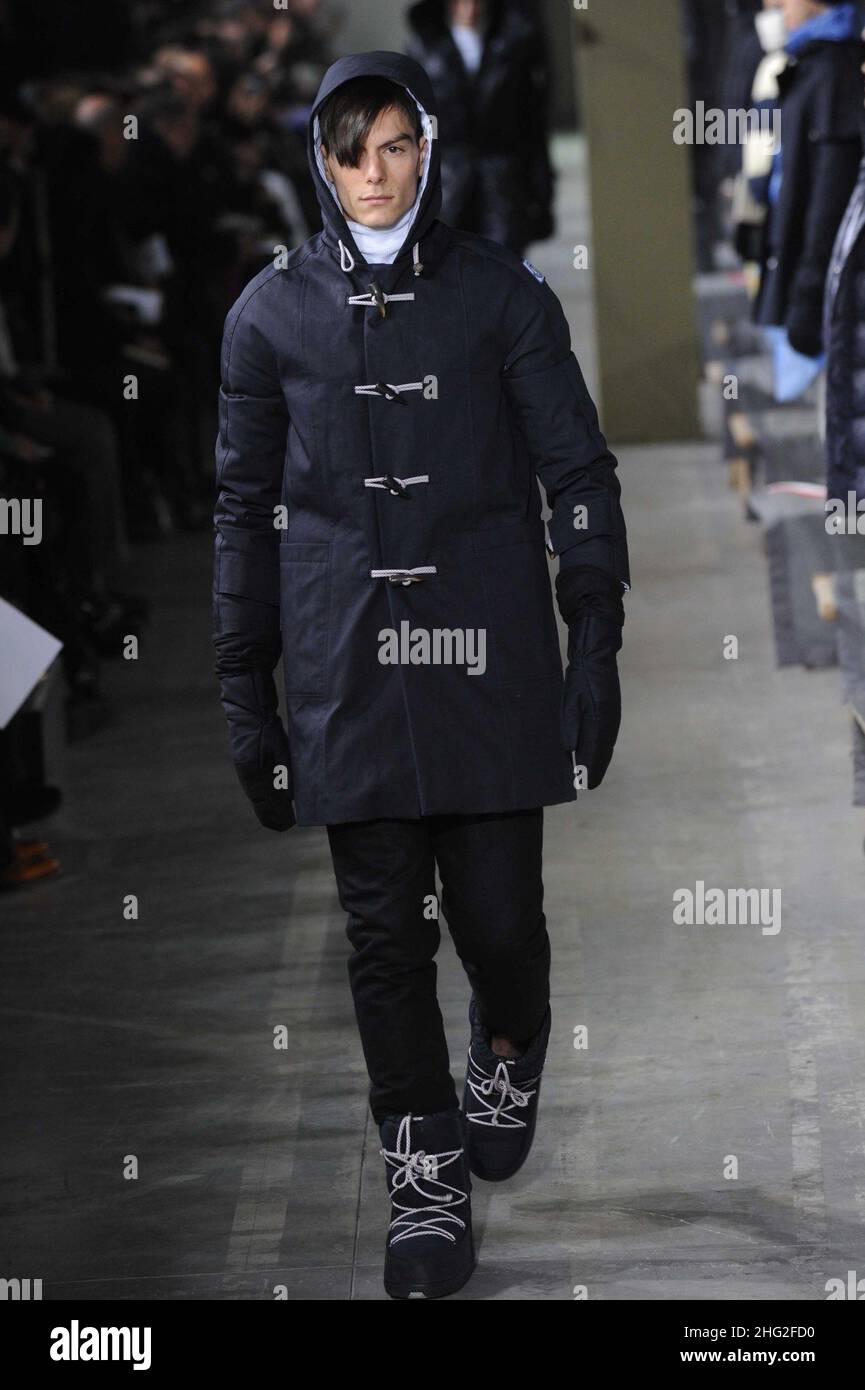 Un modèle porte une création de Moncler sur le défilé de Milan pour le défilé de mode hommes automne-hiver 2010-2011, Milan, Italie Banque D'Images