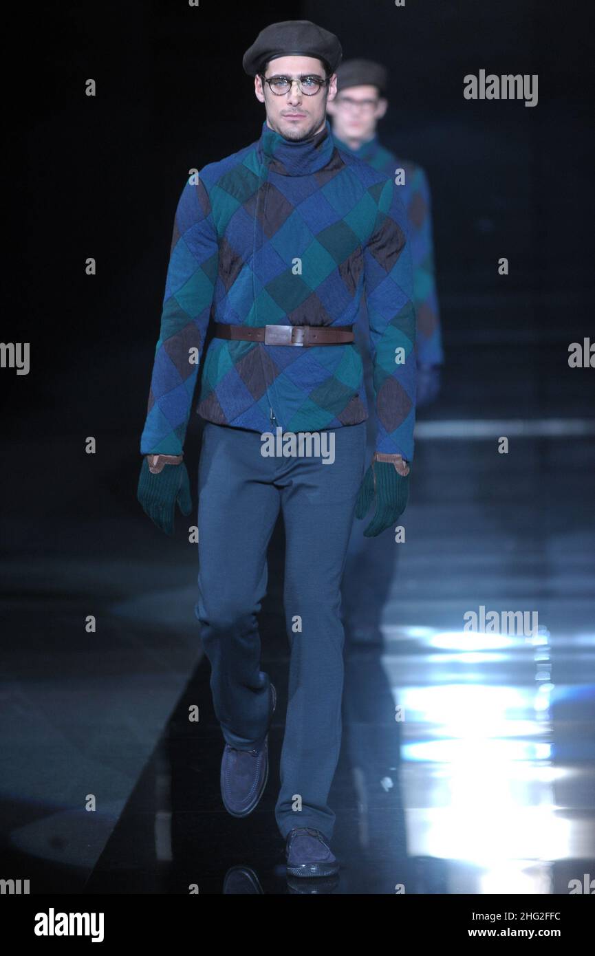 Un modèle porte une création de Giorgio Armani sur la passerelle de Milan pour le défilé de mode hommes automne-hiver 2010-2011, Milan, Italie. Banque D'Images