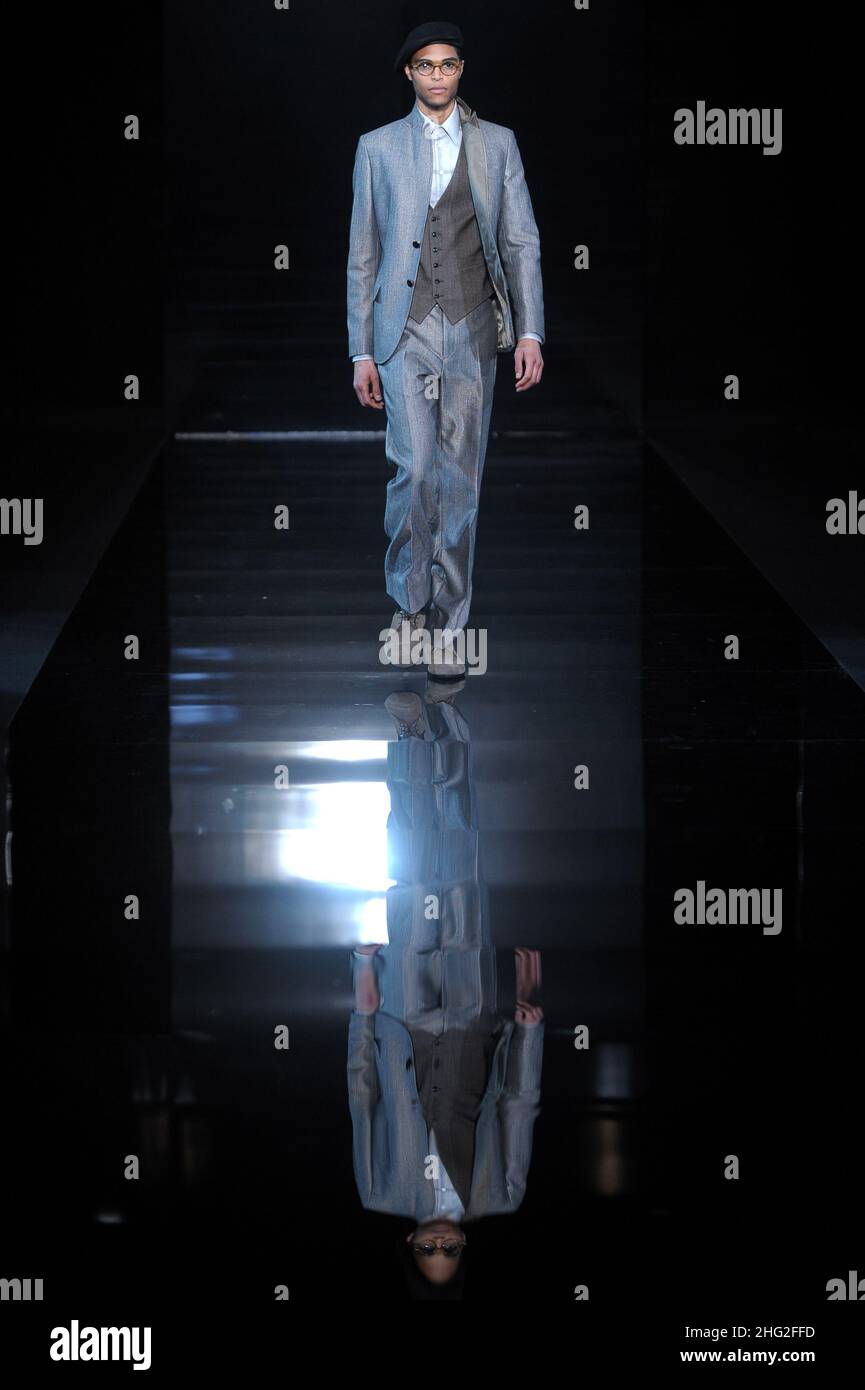 Un modèle porte une création de Giorgio Armani sur la passerelle de Milan pour le défilé de mode hommes automne-hiver 2010-2011, Milan, Italie. Banque D'Images