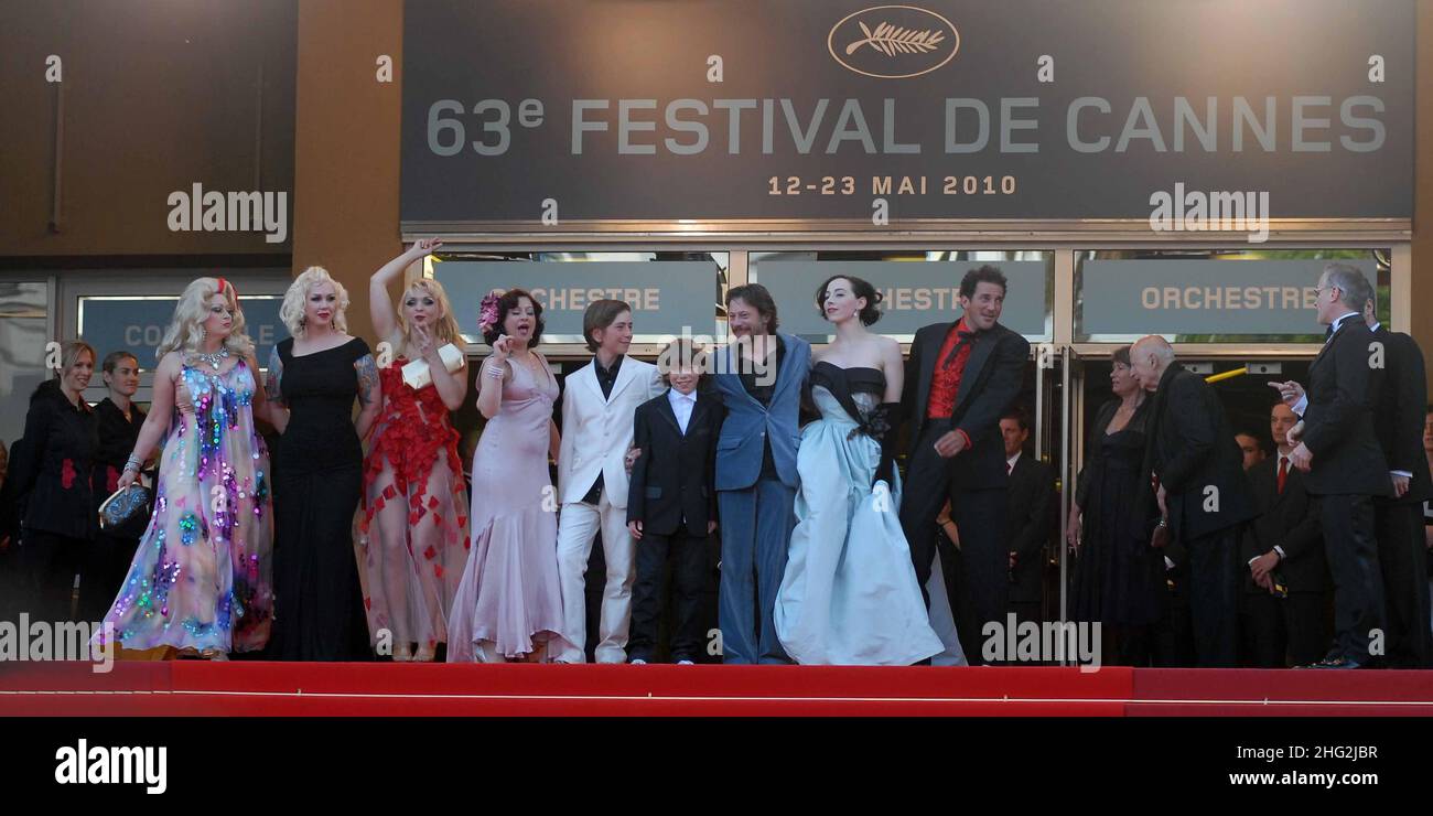 Les acteurs Mimmi le Meaux, l'actrice Dirty Martini, l'acteur et réalisateur Mathieu Amalric, Julie Atlas Muz, l'actrice Evie Lovelle et l'acteur Roky Roulette photographiés lors de la première de On Tour, dans le cadre du Festival du film de Cannes 63rd, Palais des Festivals, Cannes. Banque D'Images