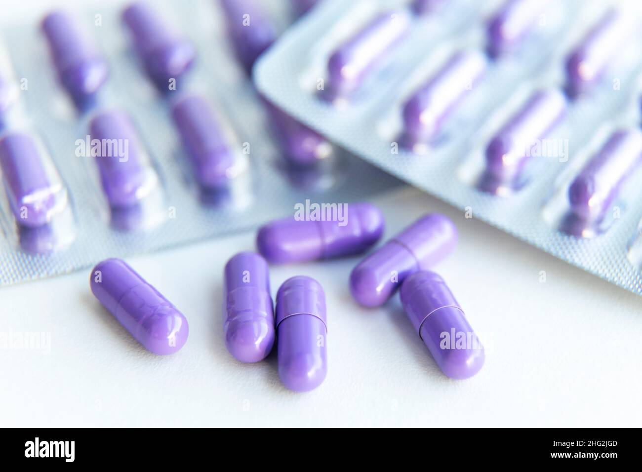 Comprimés et capsules d'antibiotiques non emballés dans des plaquettes thermoformées Banque D'Images