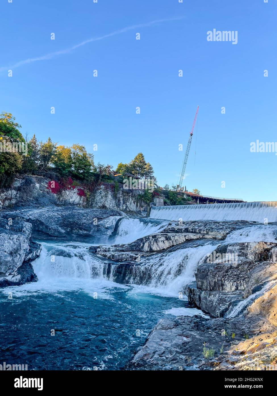 Spokane Falls est le nom d'une chute d'eau et d'un barrage sur la rivière Spokane, situé dans le quartier central des affaires du centre-ville de Spokane, Washington. Banque D'Images