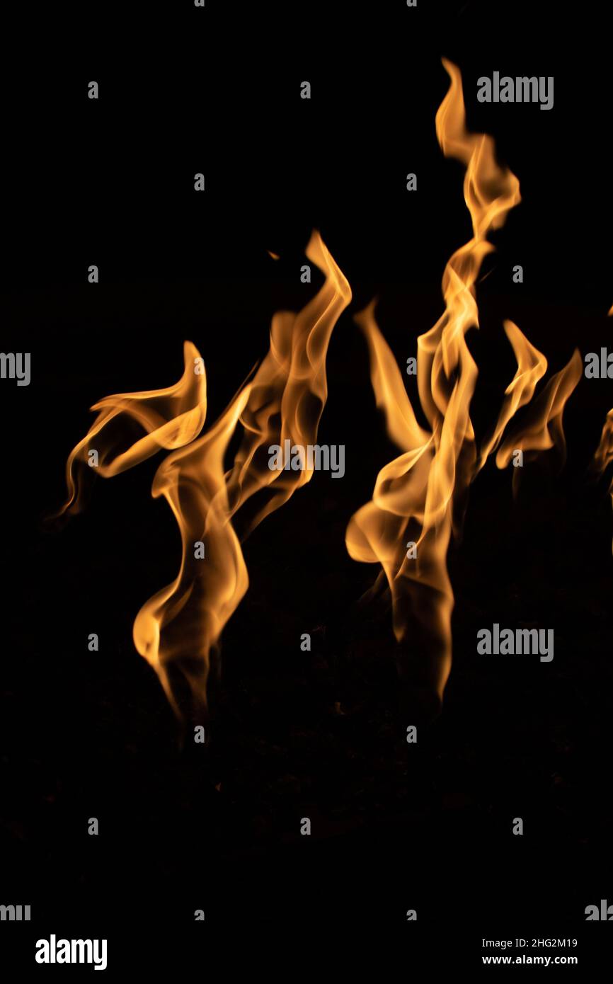 Les flammes au gaz naturel créent des motifs de danse au-dessus d'une fosse d'incendie extérieure à Duluth, Minnesota, États-Unis. Banque D'Images