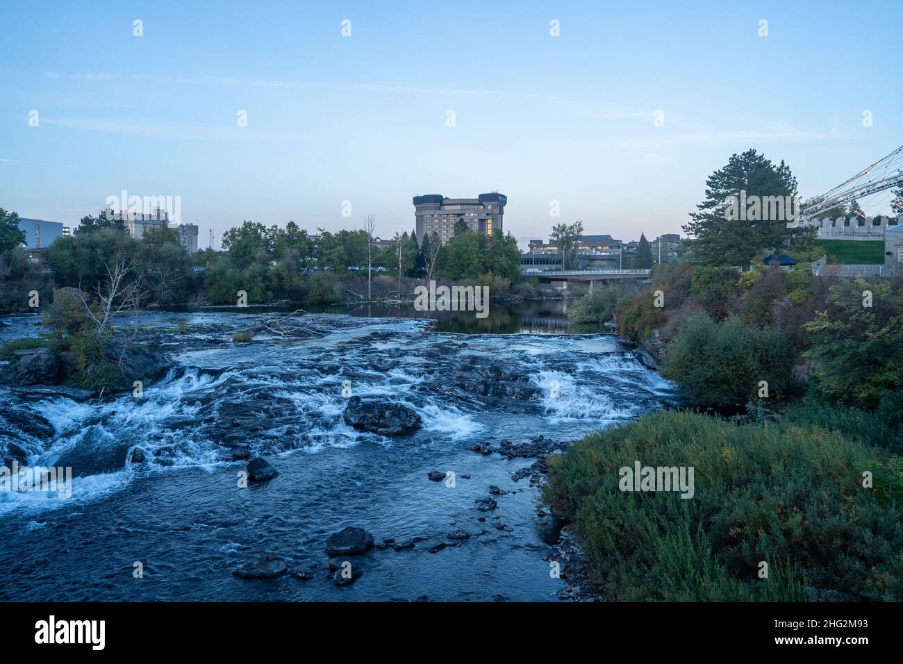 Spokane Falls est le nom d'une chute d'eau et d'un barrage sur la rivière Spokane, situé dans le quartier central des affaires du centre-ville de Spokane, Washington. Banque D'Images