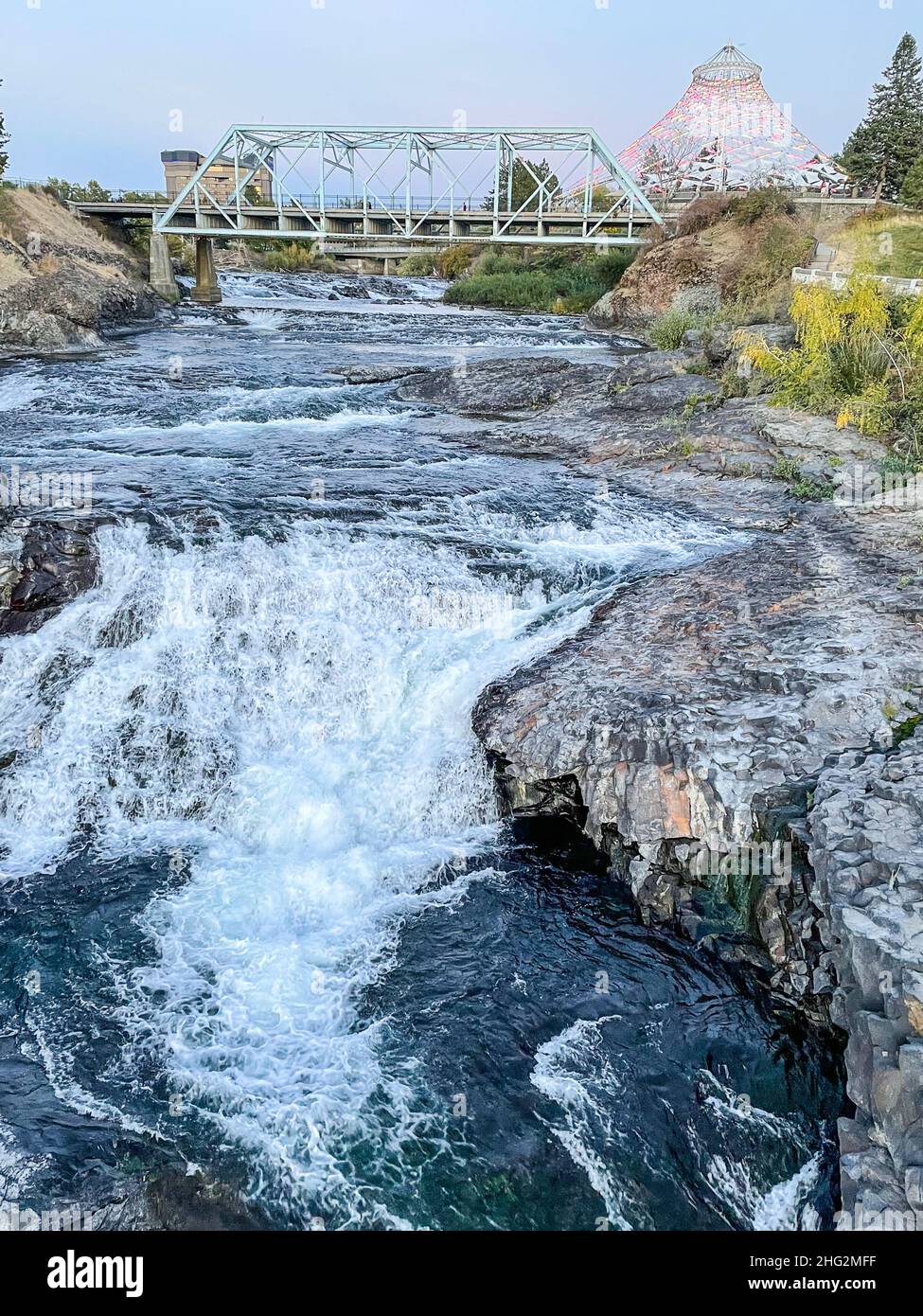 Spokane Falls est le nom d'une chute d'eau et d'un barrage sur la rivière Spokane, situé dans le quartier central des affaires du centre-ville de Spokane, Washington. Banque D'Images