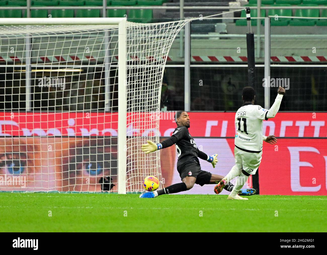 Milan, Italie.17th janvier 2022.Emmanuel Gyasi (R) de Spezia marque son but lors d'un match de football de série A entre l'AC Milan et Spezia à Milan, en Italie, le 17 janvier 2022.Crédit: Alberto Lingria/Xinhua/Alay Live News Banque D'Images