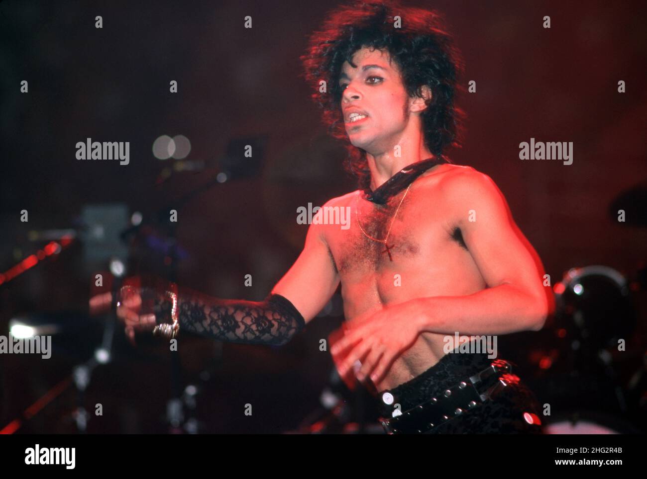 DETROIT, MI - 4 NOVEMBRE : le chanteur américain Prince (1958-2016) se produit sur scène lors de la Purple Rain Tour 1984 le 4 novembre 1984 à l'arène Joe Louis à Detroit, Michigan.Crédit: Ross Marino / Rock négatifs / MediaPunch Banque D'Images