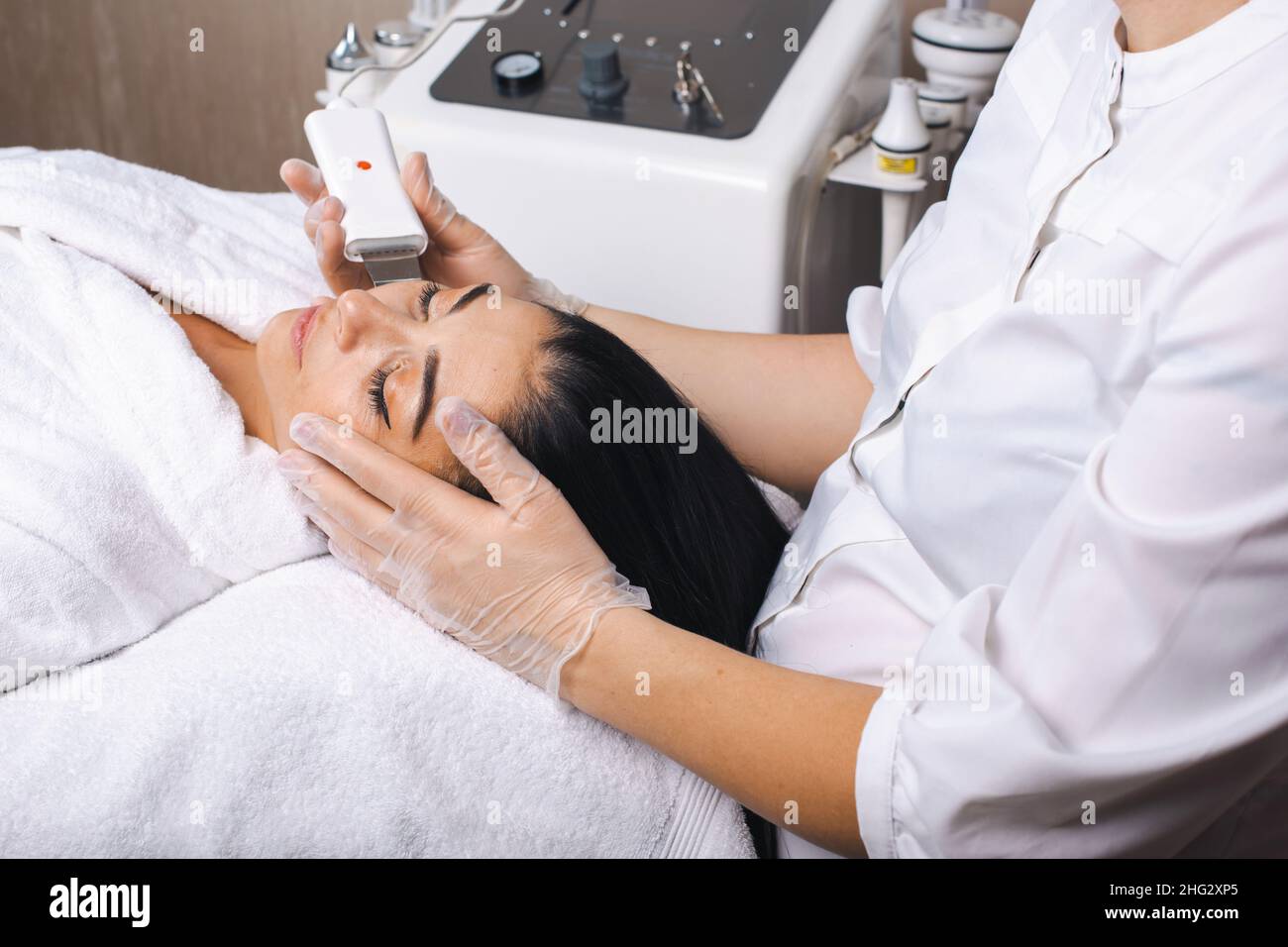 Femme caucasienne qui se nettoie à ultrasons au spa.Soin du visage.Visage de beauté.Soin du visage.Traitement de rajeunissement. Banque D'Images