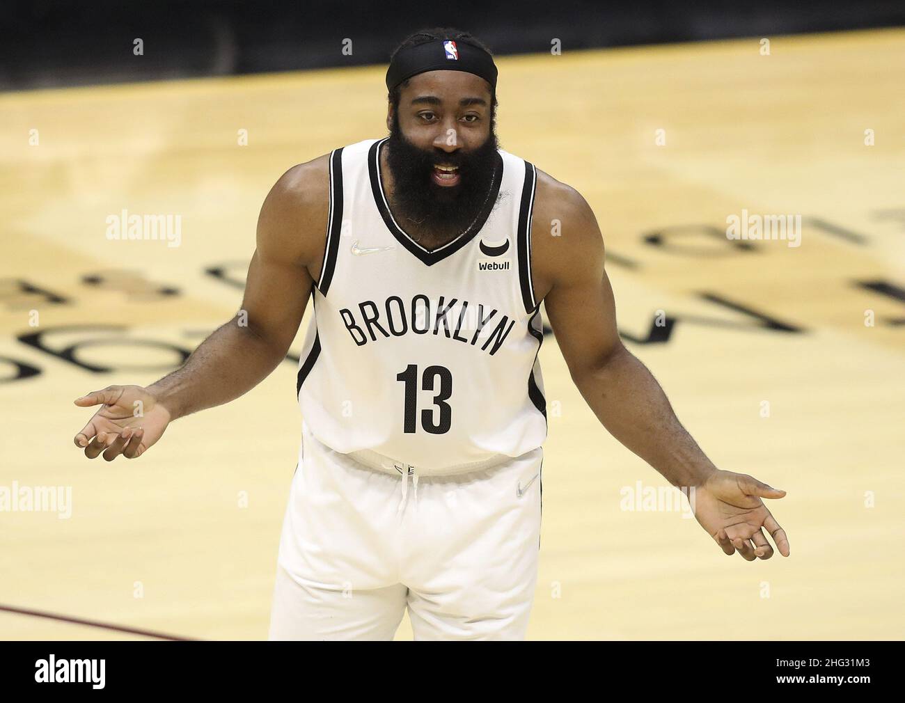 Cleveland, États-Unis.17th janvier 2022.Brooklyn nets James Harden (13) réagit à une pièce de théâtre contre les cavaliers de Cleveland à Rocket Mortgage Field House à Cleveland, Ohio, le lundi 17 janvier 2022.Photo par Aaron Josefczyk/UPI crédit: UPI/Alay Live News Banque D'Images