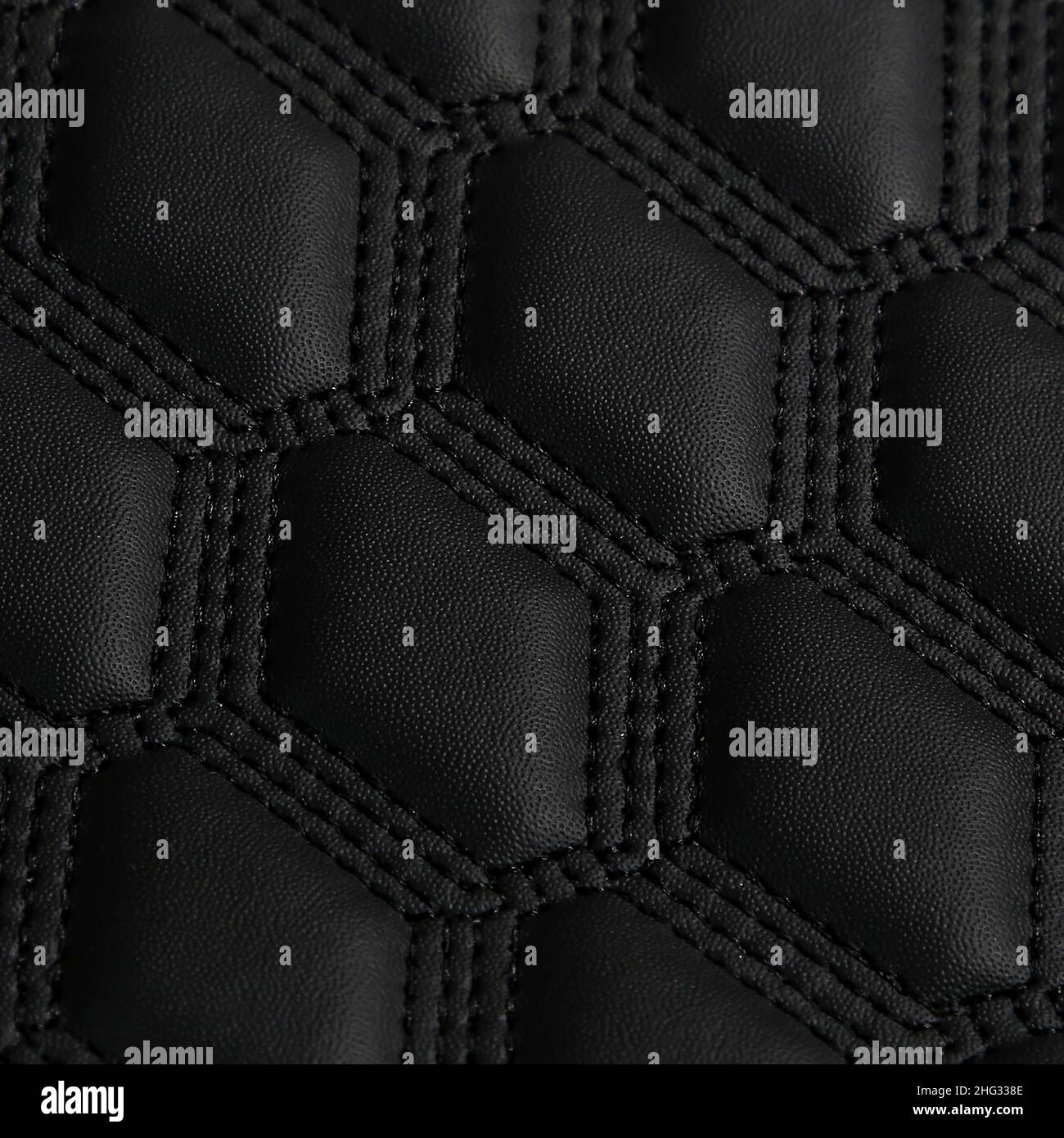 Texture d'arrière-plan en cuir noir avec motif et couture carrés, macro Banque D'Images