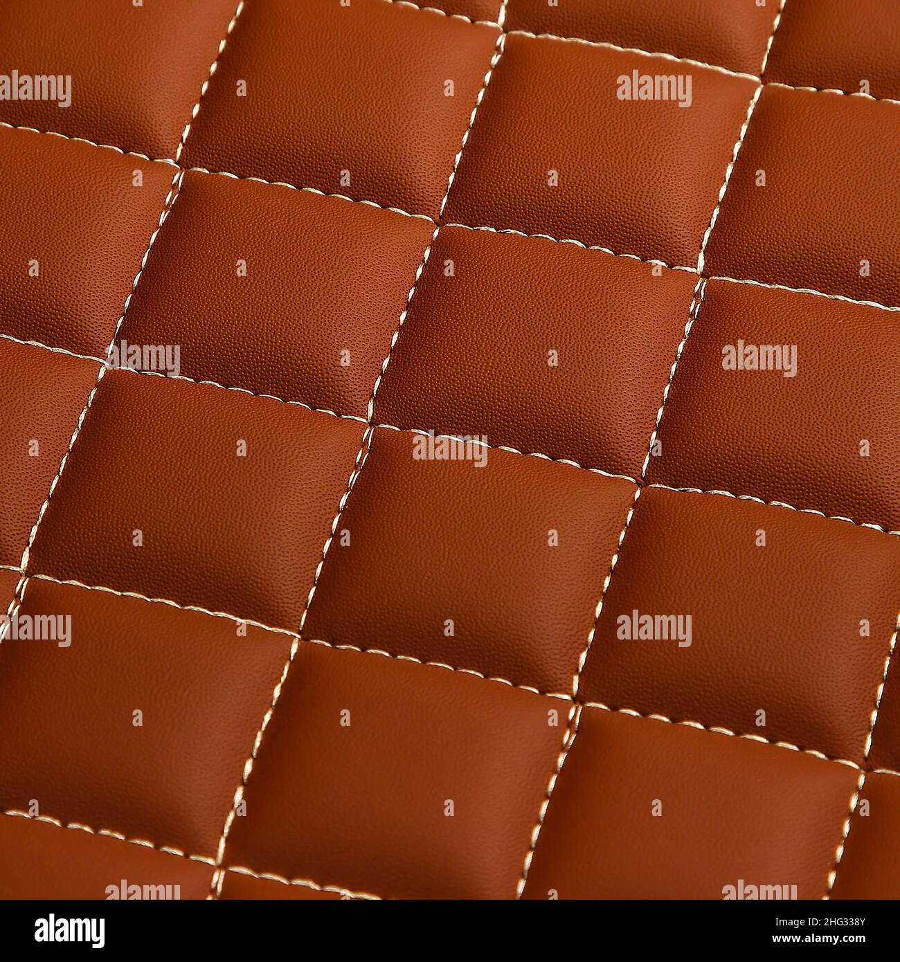 Texture d'arrière-plan en cuir brun avec motif et couture carrés, macro Banque D'Images