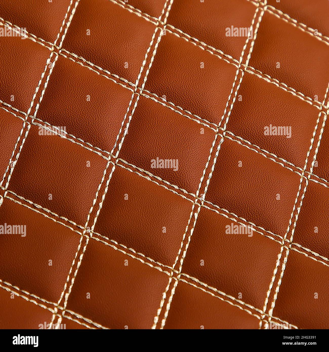 Texture d'arrière-plan en cuir brun avec motif et couture carrés, macro Banque D'Images