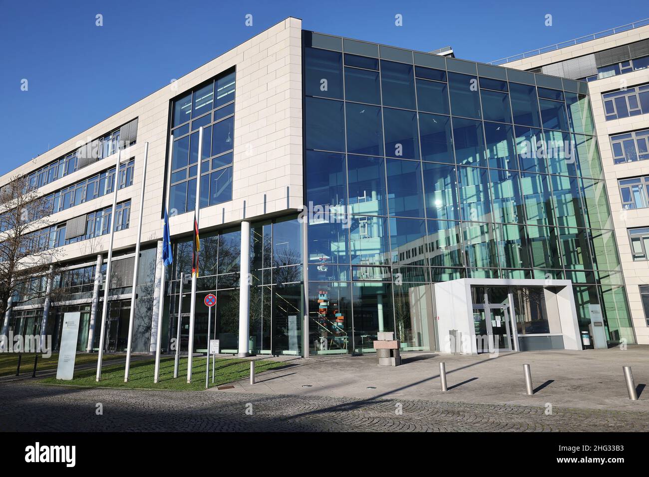 Bonn, Allemagne.14th janvier 2022.L'Institut fédéral des médicaments et des dispositifs médicaux à Bonn.Le 25 janvier, un groupe d'experts de l'Institut fédéral des médicaments et des instruments médicaux (BfArM) discutera de la libération de l'ingrédient actif sildénafil de l'exigence d'ordonnance.Ceci pourrait faire la puissance de médicament Viagra ordonnance-libre.(À dpa: Viagra bientôt sans ordonnance?La libération aurait des avantages et des inconvénients) crédit: Oliver Berg/dpa/Alamy Live News Banque D'Images