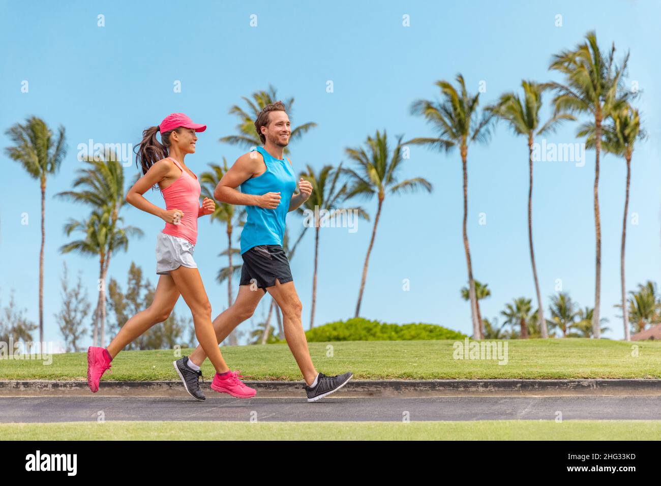 Les coureurs de sport fitness couple le style de vie de course. Des gens en bonne santé qui font du jogging ensemble dans le parc urbain d'été en plein air, les athlètes s'entraînent à faire du cardio sur le trottoir Banque D'Images