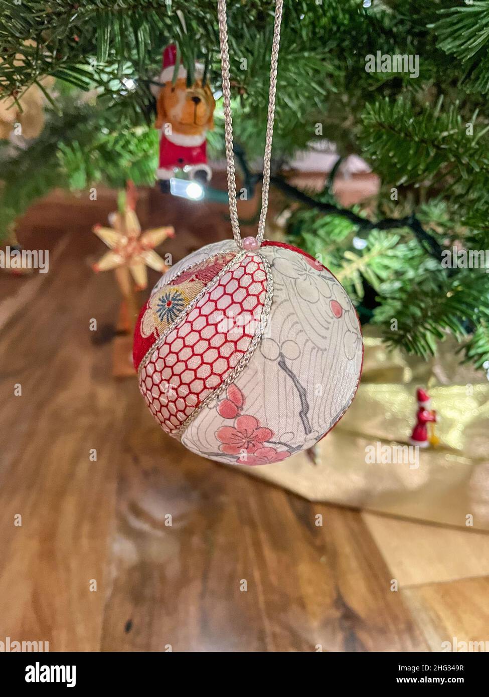Les décorations de Noël sont des décorations (habituellement faites de verre, de métal, de bois ou de céramique) qui sont utilisées pour festir un arbre de Noël. Banque D'Images