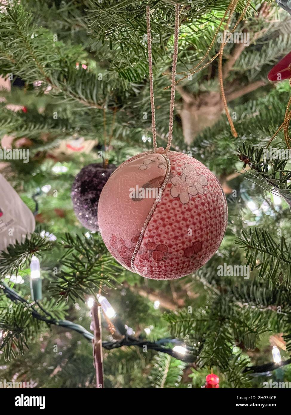 Les décorations de Noël sont des décorations (habituellement faites de verre, de métal, de bois ou de céramique) qui sont utilisées pour festir un arbre de Noël. Banque D'Images