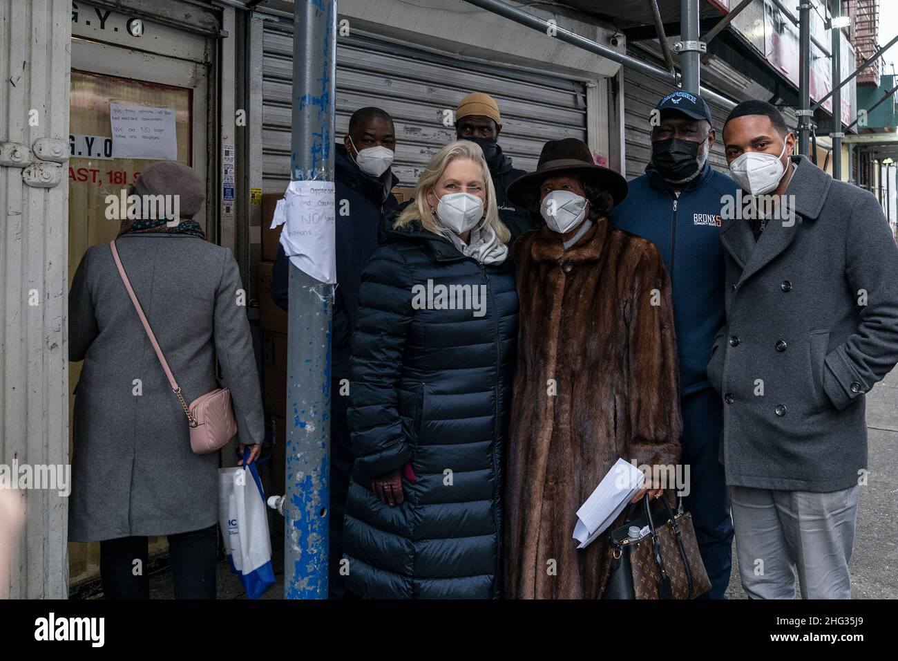 New York, New York, États-Unis.17th janvier 2022.Le sénateur Kirsten Gilliband, avec le congressiste Ritchie Torres et Hazel Dukes, rend visite aux volontaires de GYO et apporte des fournitures COVID au 214 E. 181st St., Bronx.Hazel Dukes, président de la conférence NAFACP NYS, a remis un chèque pour $2 000 à titre de don du NAFACP à l'Organisation gambienne de la jeunesse pour soutenir les victimes de l'incendie de bâtiments.(Credit image: © Lev Radin/Pacific Press via ZUMA Press Wire) Banque D'Images