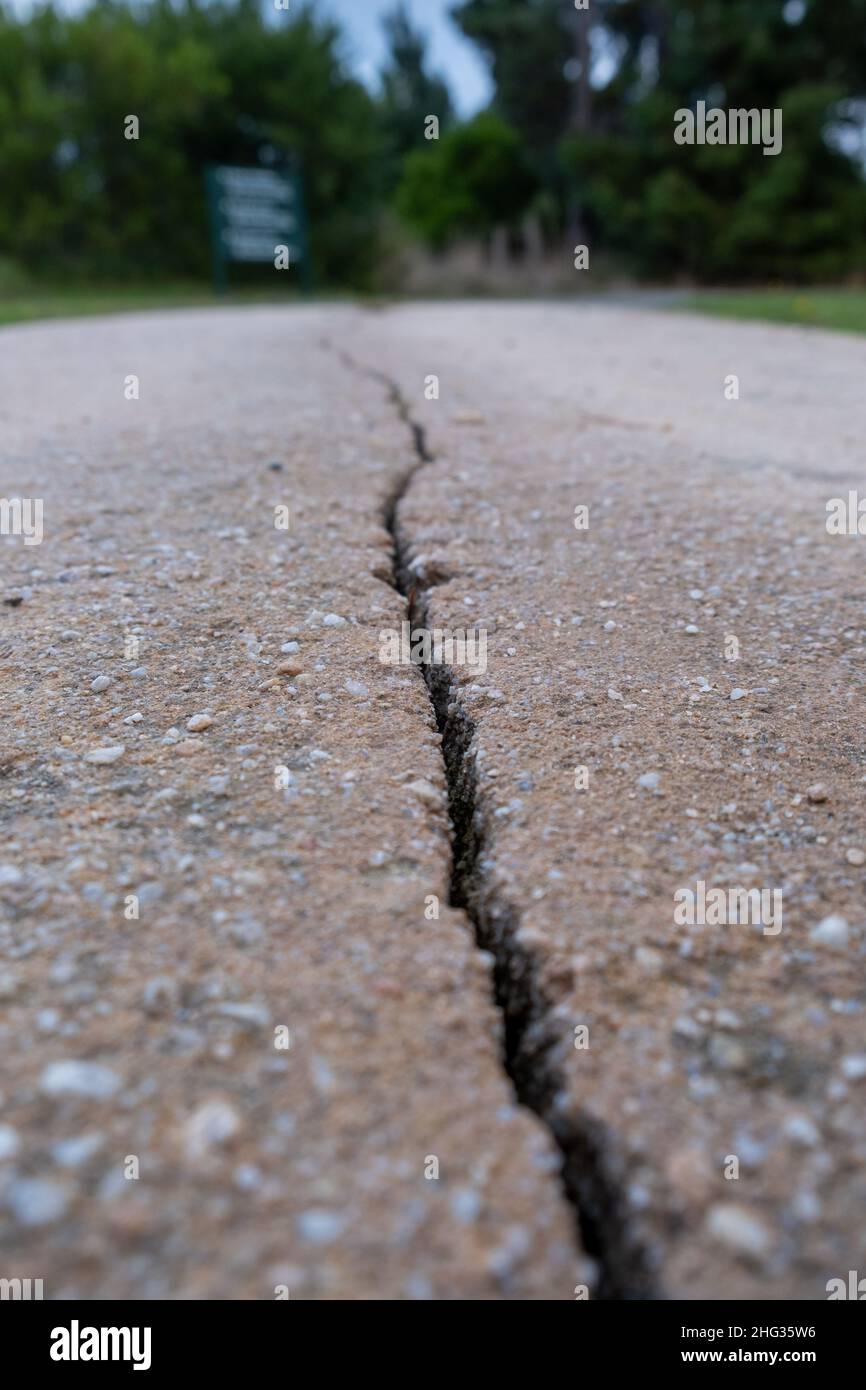 Fissure profonde dans le sol menant à la distance avec une mise au point peu profonde Banque D'Images