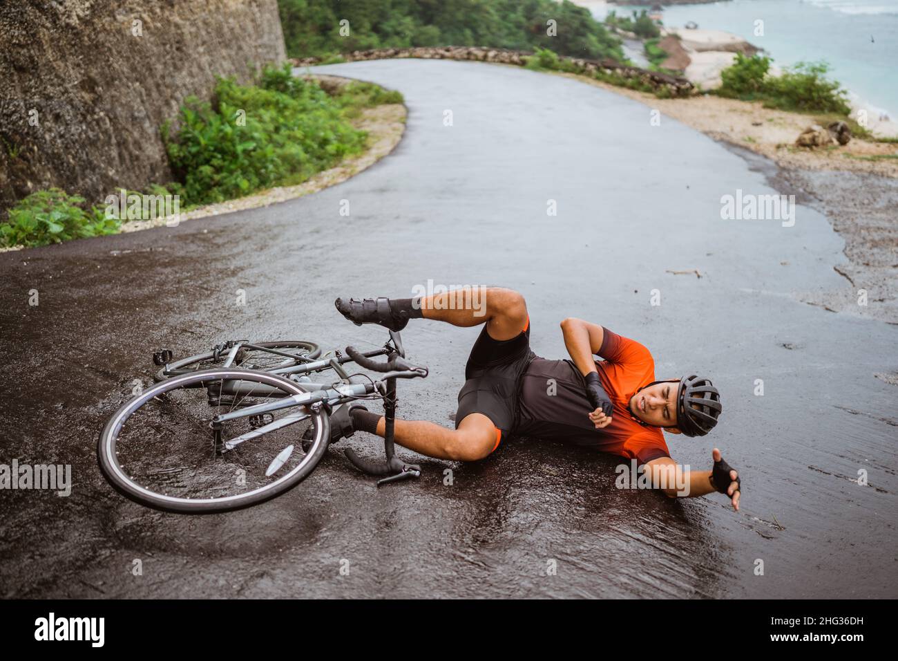 Un cycliste épuisé est tombé sur la route Banque D'Images