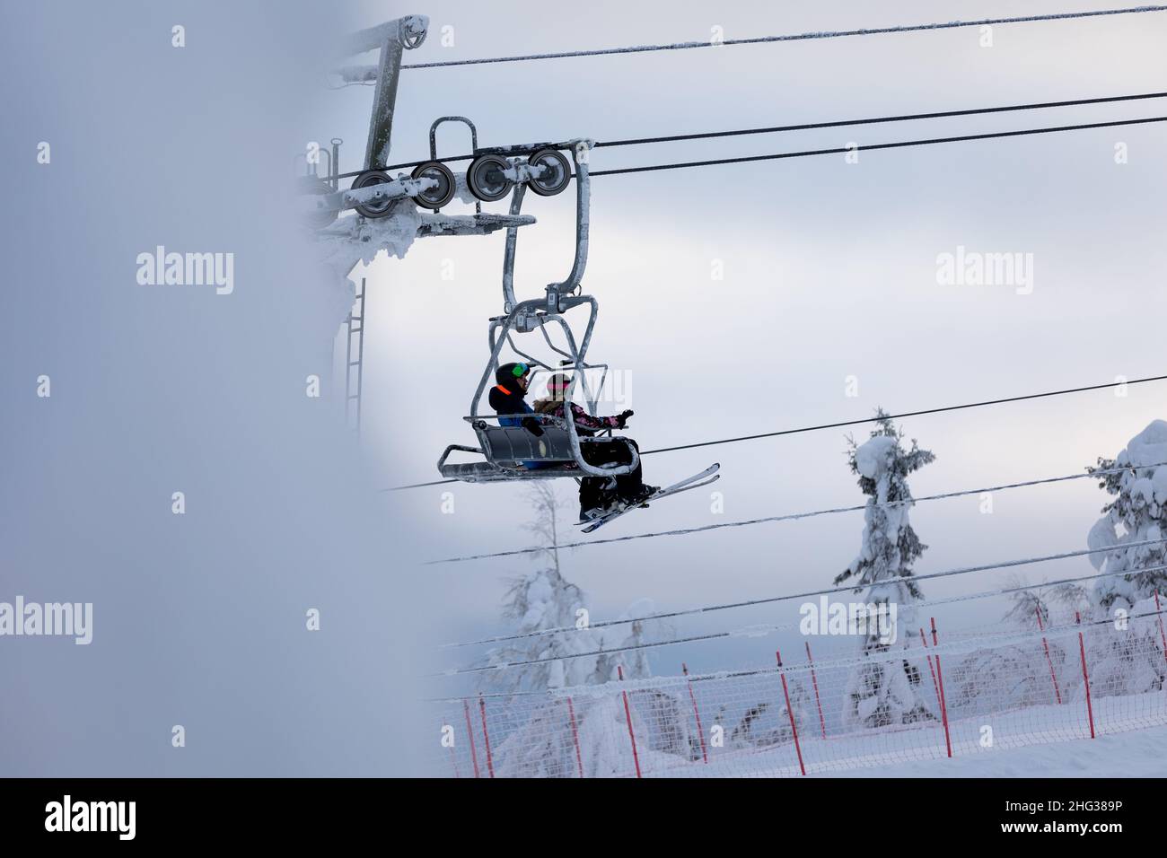 Vuokatti, Finlande - January2022: Homme une fille dans les remontées mécaniques de Vuokatinrinteet ski Resort. Banque D'Images