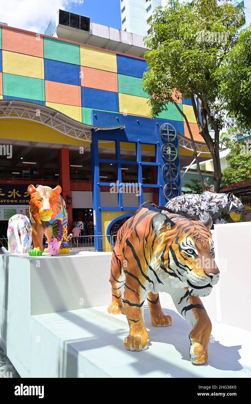 Le modèle coloré timers debout garde devant le quartier chinois de Singapour, alors qu'il inaugure l'année du tigre en 2022 Banque D'Images