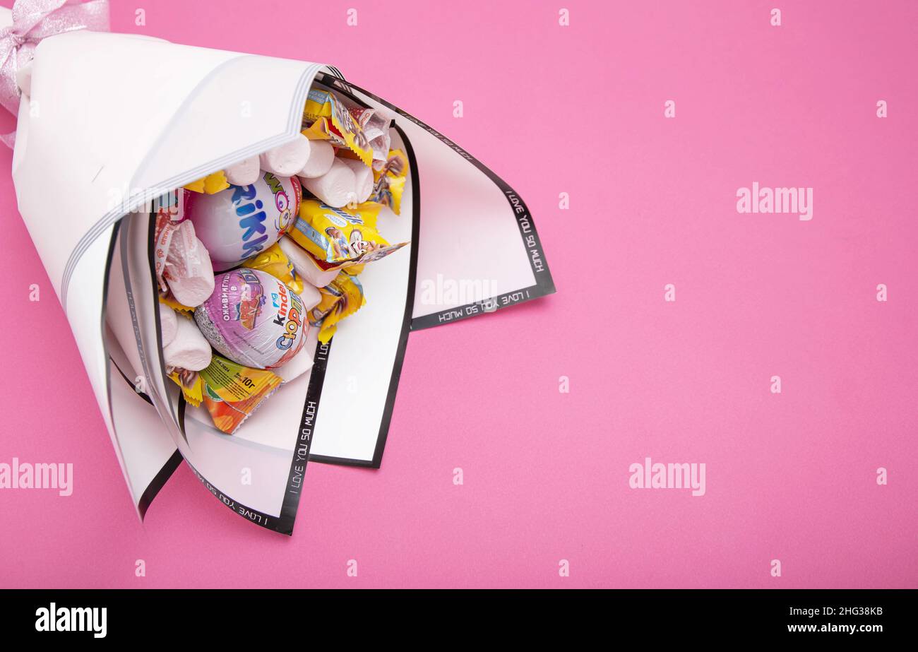 BOBRUISK, BÉLARUS 20.11.21:bouquet d'enfants de bonbons et de bonbons sur fond rose.Cadeau de vacances pour un enfant, gros plan Banque D'Images