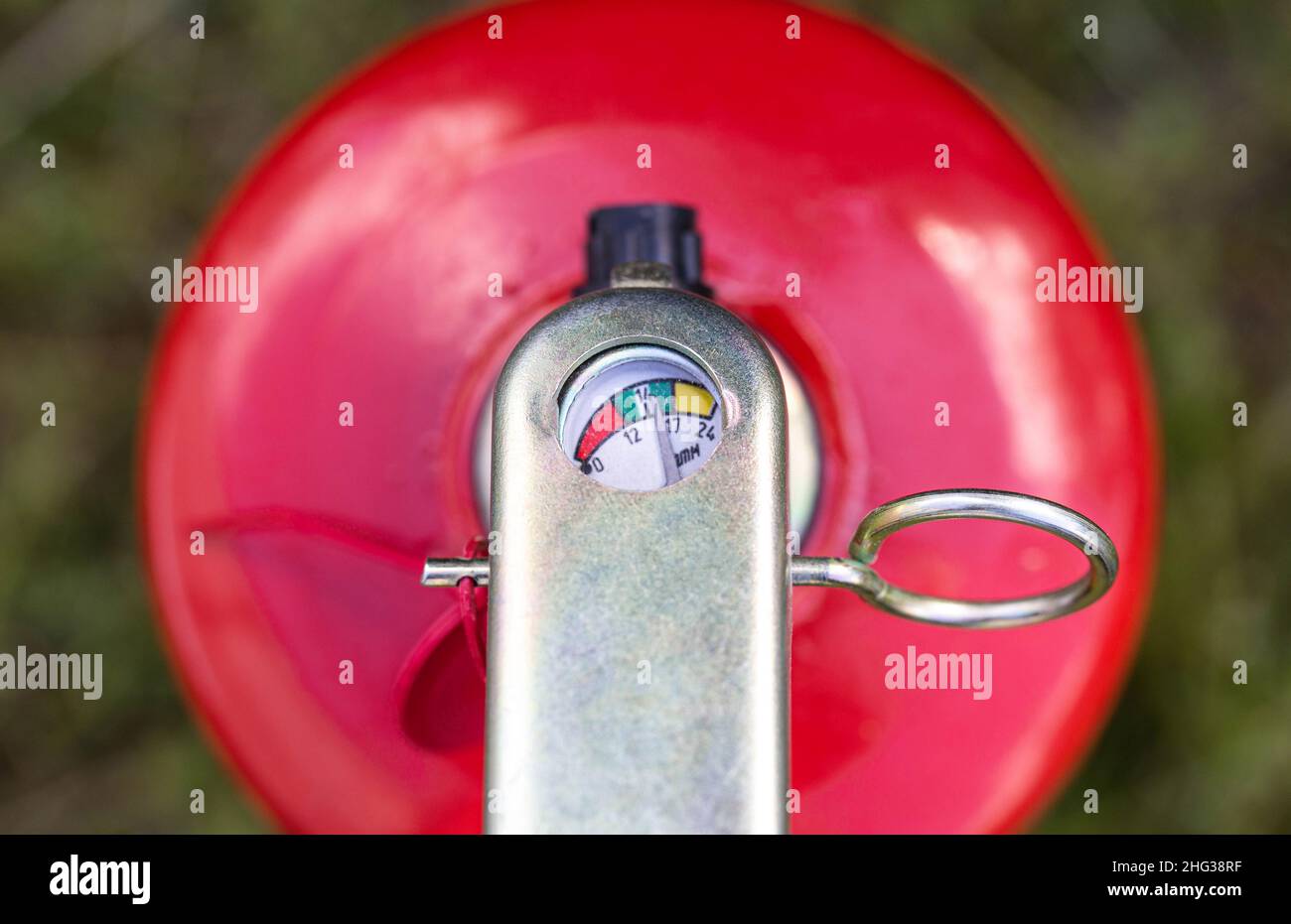 Manomètre de l'extincteur gros plan.Concept de pression de fonctionnement de l'extincteur, préparation à l'incendie.Durée de conservation et recharge des extincteurs Banque D'Images