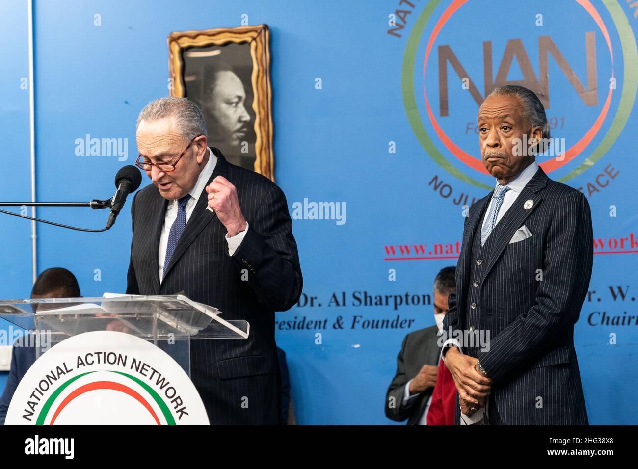 New York, NY - 17 janvier 2022 : le révérend Al Sharpton écoute le sénateur des États-Unis Charles Schumer lors du forum annuel de politique publique de la Journée Martin Luther King du National action Network au siège du NAN Banque D'Images