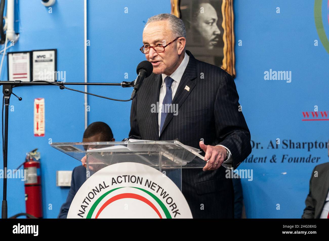 New York, NY - 17 janvier 2022: Le sénateur des États-Unis Charles Schumer parle lors du forum annuel de politique publique de la Journée Martin Luther King du National action Network au siège du NAN Banque D'Images